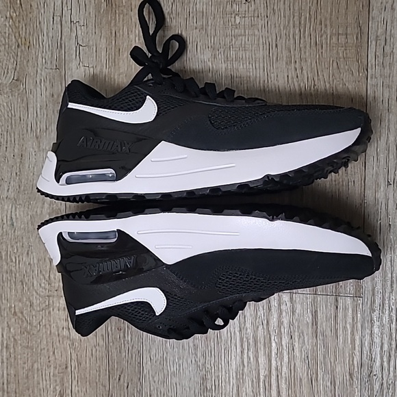 NIKE - Picture 3 of 3